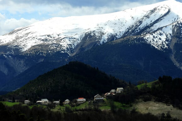 Illustrations au Vernet dans les Alpes-de-Haute-Provence dans le cadre de la disparition du petit Emile en juillet 2023 dont une partie des ossements ont été retrouvés. Le 4 avril 2024. © Romain Doucelin / Bestimage 