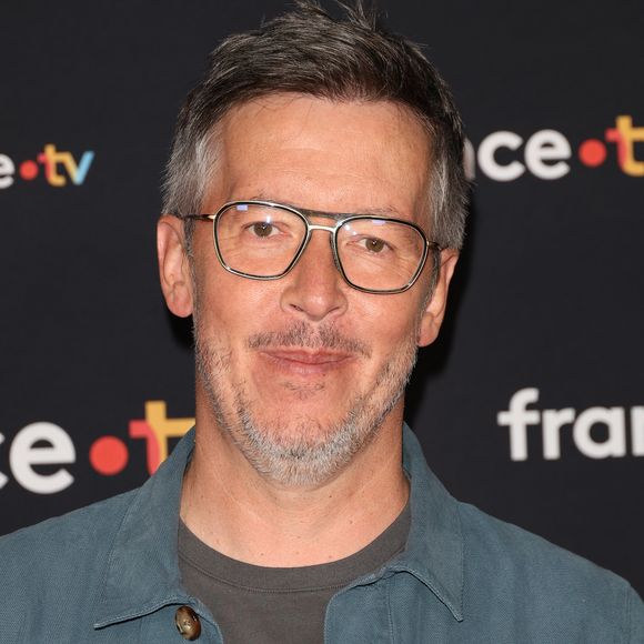 Et pour lui de commenter en légende : "En fait, y a personne qui se relit sur X. Deux messages parmi d'autres. Je pensais pas être aussi important dans cette campagne".
Jean-Luc Lemoine au photocall pour la conférence de presse de rentrée de France TV à la Grande Halle de la Villette à Paris, France, le 11 juillet 2023. © Coadic Guirec/Bestimage
