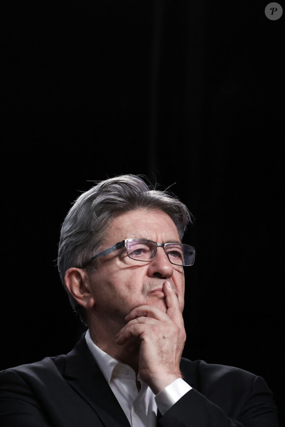 Jean Luc Melenchon (LFI) lors du rassemblement du Nouveau Front populaire après le premier tour des élections législatives anticipées, place de la République à Paris, France, 30 juin 2024. © Stéphane Lemouton / Bestimage