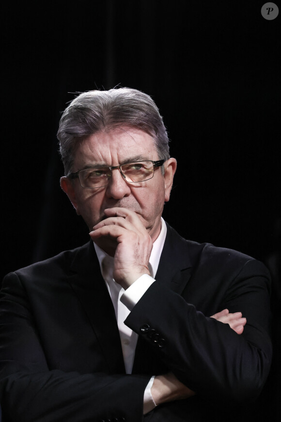 Jean Luc Melenchon (LFI) lors du rassemblement du Nouveau Front populaire après le premier tour des élections législatives anticipées, place de la République à Paris, France, 30 juin 2024. © Stéphane Lemouton / Bestimage