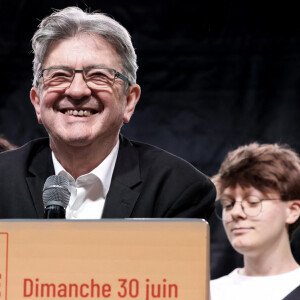 Jean Luc Melenchon (LFI) aux côtés de Mathilde Panot (LFI) s'exprime lors du rassemblement du Nouveau Front populaire après le premier tour des élections législatives anticipées, place de la République à Paris, France, 30 juin 2024. © Stéphane Lemouton / Bestimage