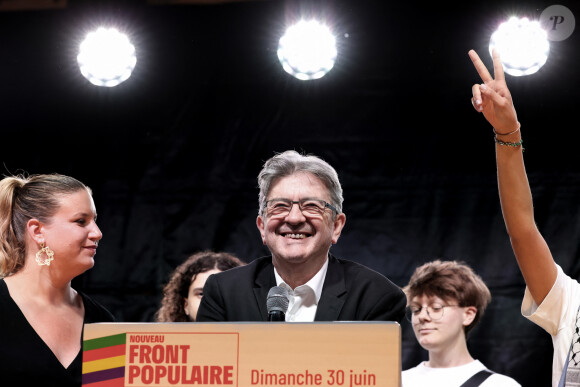 Jean Luc Melenchon (LFI) aux côtés de Mathilde Panot (LFI) s'exprime lors du rassemblement du Nouveau Front populaire après le premier tour des élections législatives anticipées, place de la République à Paris, France, 30 juin 2024. © Stéphane Lemouton / Bestimage