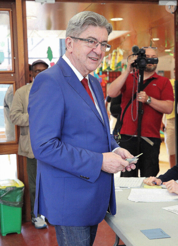 Jean-Luc Mélenchon vote pour le premier tour des élections législatives à Paris le 30 juin 2024 © Jonathan Rebboah / Panoramic / Bestimage