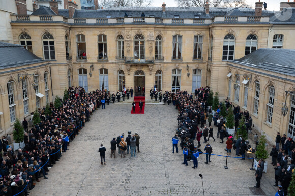 Ce vendredi 5 juillet, un célèbre animateur a découvert qu'il avait été mêlé malgré lui à la campagne aux élections législatives.
Passation de pouvoirs entre l'ancienne Première ministre Elisabeth Borne et le nouveau Premier ministre Gabriel Attal à l'hôtel de Matignon, à Paris, France, le 9 janvier 2024. © Eric Tschaen/Pool/Bestimage