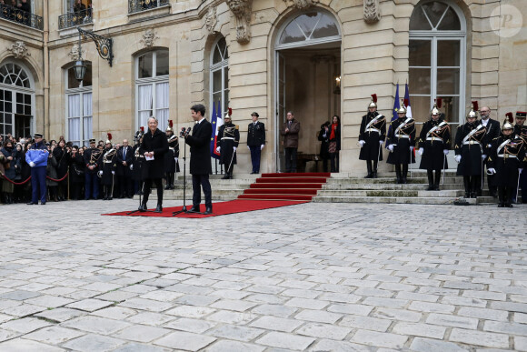 Passation de pouvoirs entre l'ancienne Première ministre Elisabeth Borne et le nouveau Premier ministre Gabriel Attal à l'hôtel de Matignon, à Paris, France, le 9 janvier 2024. © Stéphane Lemouton/Bestimage  Newly appointed Prime minister Gabriel Attal and Prime minister Elisabeth Borne at the end of the handover ceremony at the Hotel Matignon in Paris, France, on January 9, 2024. 