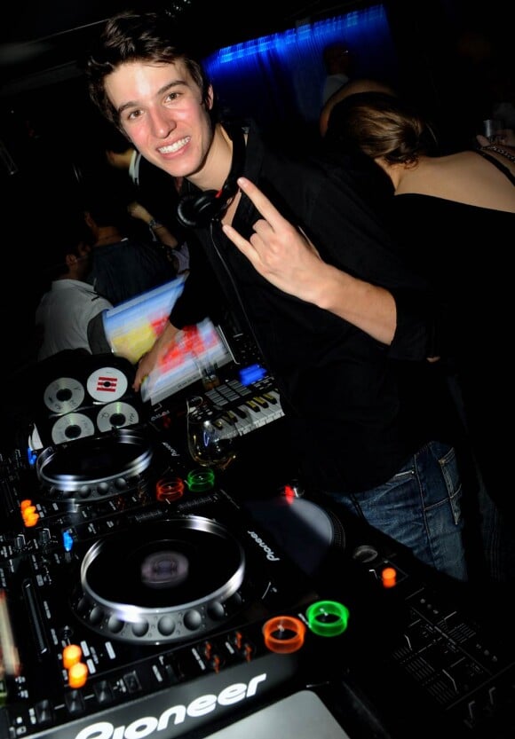 Alexandre Arnault alias DJ Double A, lors d'une soirée donnée à L'Arc, le nouveau club de la Place de l'Etoile, à Paris, le 20 mars 2010.