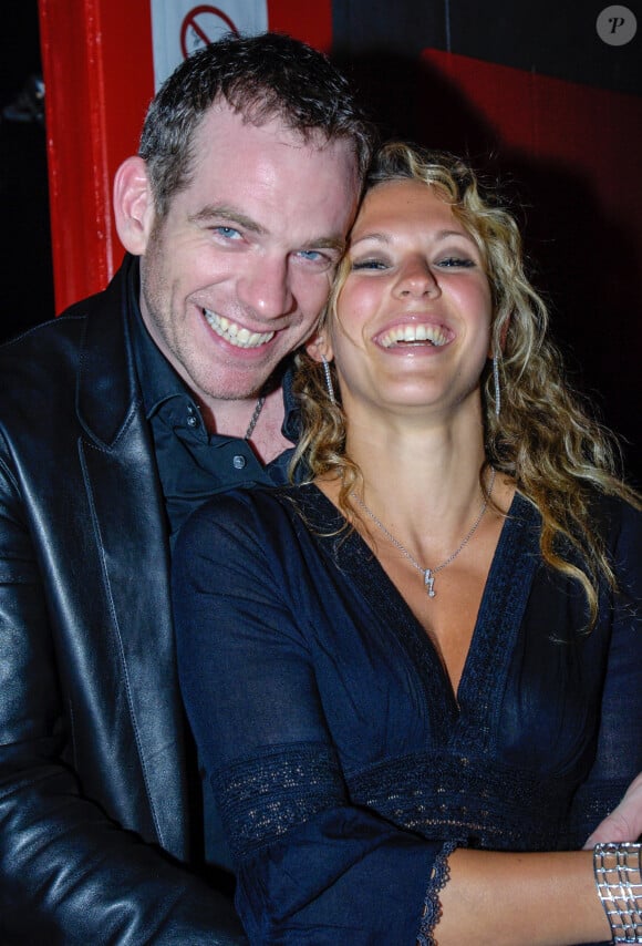 Le couple vit une idylle très médiatisée pendant plusieurs années, avant d'officialiser leur rupture en juin 2010.
Le chanteur Garou avec la chanteuse Lorie