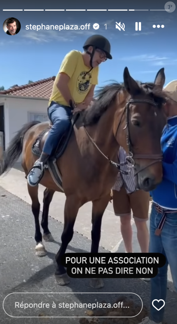 On le sait, l'animateur et agent immobilier est un vrai Pierre Richard et se blesse très régulièrement.
L'animateur Stéphane Plaza à La Baule pour venir en aide à l'association Vaincre Usher 2. Juillet 2024
