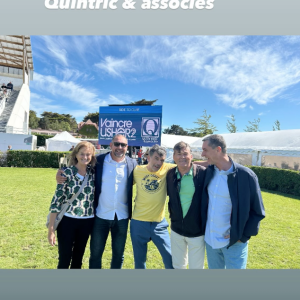 Alors le voir monter sur un cheval à de quoi faire frissonner. Mais s'il a décidé de se mettre en danger c'était pour la bonne cause. 
L'animateur Stéphane Plaza à La Baule pour venir en aide à l'association Vaincre Usher 2. Juillet 2024
