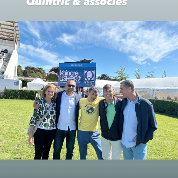Alors le voir monter sur un cheval à de quoi faire frissonner. Mais s'il a décidé de se mettre en danger c'était pour la bonne cause. 
L'animateur Stéphane Plaza à La Baule pour venir en aide à l'association Vaincre Usher 2. Juillet 2024
