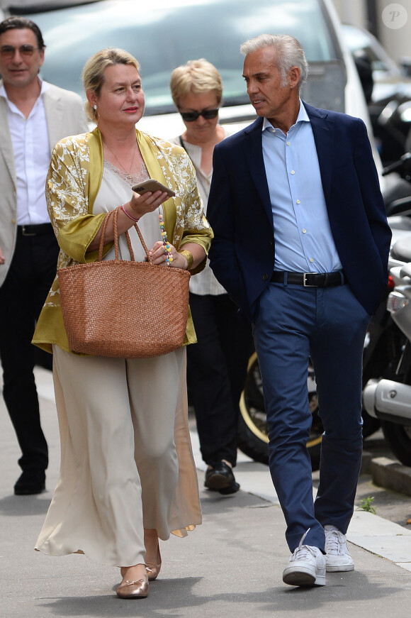 Des mots qui ont le mérite d'être clairs et qui prouvent que le fils de Jean-Paul Belmondo n'est pas prêt de vouloir parler de son divorce avec Luana.
Paul Belmondo et sa femme Luana - Mariage de Claude Lelouch à la mairie du 18ème à Paris. Le 17 juin 2023