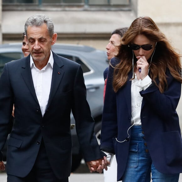 De nombreux photographes étaient présents pour immortaliser ce moment au lycée La Fontaine
L'ancien président Nicolas Sarkozy et sa femme Carla Bruni vont voter pour le second tour des élections législatives au lycée La Fontaine à Paris le 7 juillet 2024. © Christophe Clovis / Bestimage 