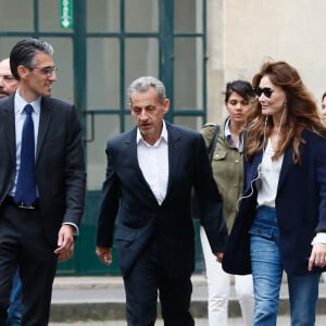 Le couple était accompagné pour l'ocassion par le maire du 16ème arrondissement de Paris, Jérémy Redler
L'ancien président Nicolas Sarkozy et sa femme Carla Bruni vont voter pour le second tour des élections législatives au lycée La Fontaine à Paris le 7 juillet 2024. Ils sont accompagnés par Jérémy Redler, maire du 16ème arrondissement de Paris. © Christophe Clovis / Bestimage 