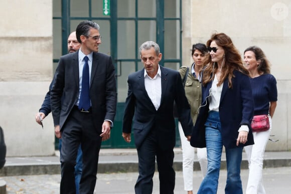 Le couple était accompagné pour l'ocassion par le maire du 16ème arrondissement de Paris, Jérémy Redler
L'ancien président Nicolas Sarkozy et sa femme Carla Bruni vont voter pour le second tour des élections législatives au lycée La Fontaine à Paris le 7 juillet 2024. Ils sont accompagnés par Jérémy Redler, maire du 16ème arrondissement de Paris. © Christophe Clovis / Bestimage 