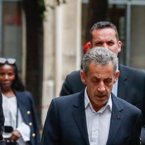 L'ancien président Nicolas Sarkozy et sa femme Carla Bruni vont voter pour le second tour des élections législatives au lycée La Fontaine à Paris le 7 juillet 2024. Ils sont accompagnés par Jérémy Redler, maire du 16ème arrondissement de Paris. © Christophe Clovis / Bestimage 