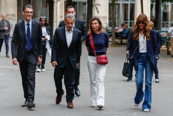 L'ancien président Nicolas Sarkozy et sa femme Carla Bruni vont voter pour le second tour des élections législatives au lycée La Fontaine à Paris le 7 juillet 2024. Ils sont accompagnés par Jérémy Redler, maire du 16ème arrondissement de Paris. © Christophe Clovis / Bestimage 