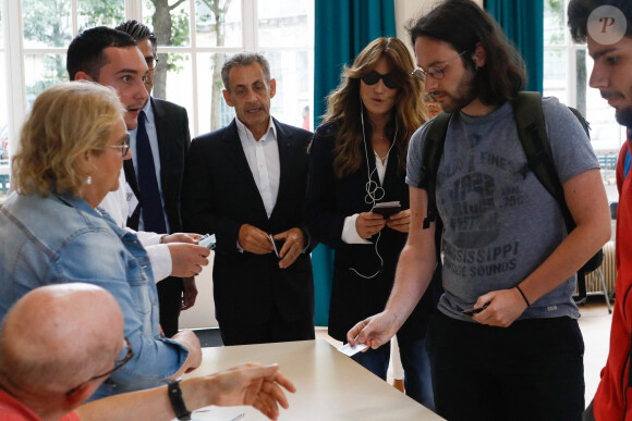 Nicolas Sarkozy et Carla Bruni étaient à Paris pour le second tour des élections législatives
L'ancien président Nicolas Sarkozy et sa femme Carla Bruni vont voter pour le second tour des élections législatives au lycée La Fontaine à Paris. © Christophe Clovis / Bestimage 