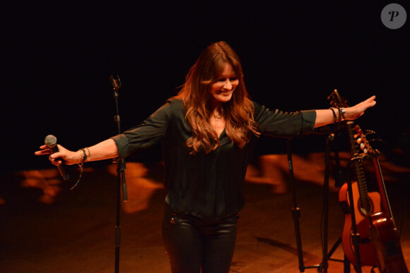 Carla Bruni chante sur la scène du Teatro Dal Verme dans le cadre du Worm Up! Festival le 6 juillet 2024. 