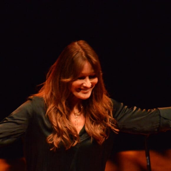 Carla Bruni chante sur la scène du Teatro Dal Verme dans le cadre du Worm Up! Festival le 6 juillet 2024. 