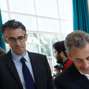 L'ancien président Nicolas Sarkozy et sa femme Carla Bruni vont voter pour le second tour des élections législatives au lycée La Fontaine à Paris le 7 juillet 2024. Ils sont accompagnés par Jérémy Redler, maire du 16ème arrondissement de Paris. © Christophe Clovis / Bestimage 