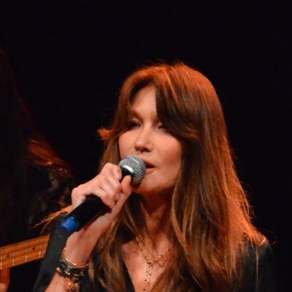 La veille la chateuse s'est produite sur la scène du Teatro Dal Verme dans le cadre du Worm Up ! Festival à Milan en Italie.
Carla Bruni chante sur la scène du Teatro Dal Verme dans le cadre du Worm Up! Festival le 6 juillet 2024. 