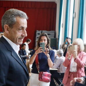 L'ancien président Nicolas Sarkozy et sa femme Carla Bruni vont voter pour le second tour des élections législatives au lycée La Fontaine à Paris le 7 juillet 2024. © Christophe Clovis / Bestimage 