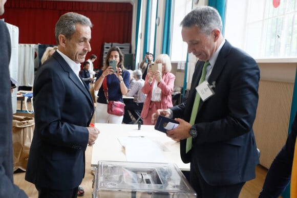 L'ancien président Nicolas Sarkozy et sa femme Carla Bruni vont voter pour le second tour des élections législatives au lycée La Fontaine à Paris le 7 juillet 2024. © Christophe Clovis / Bestimage 