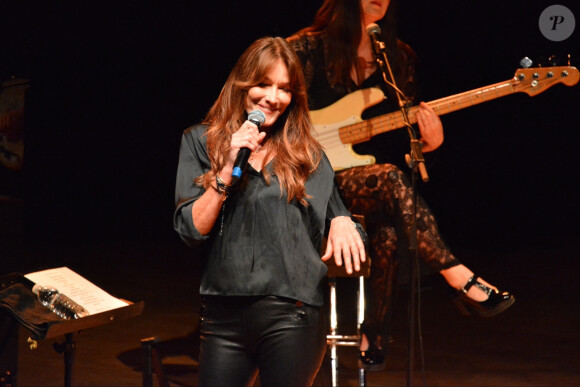 Carla Bruni chante sur la scène du Teatro Dal Verme dans le cadre du Worm Up! Festival le 6 juillet 2024. 