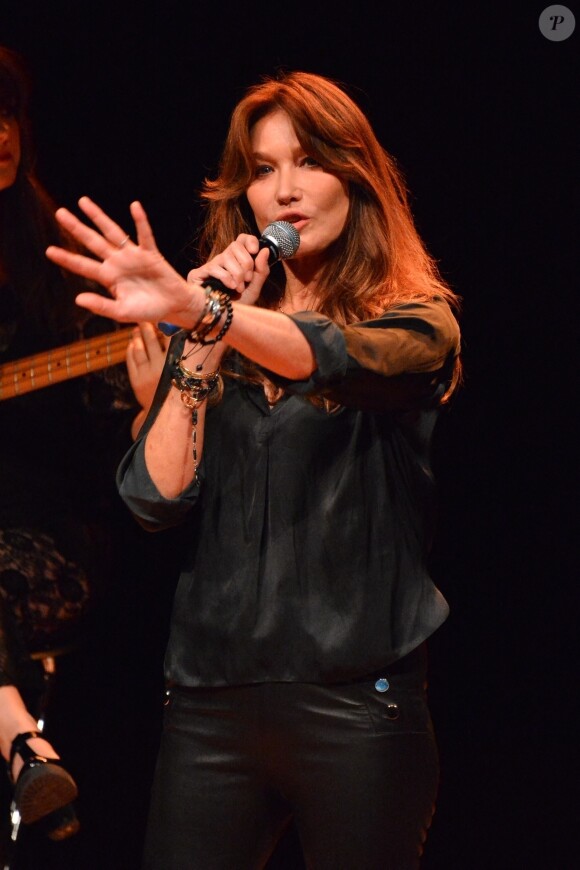 Carla Bruni chante sur la scène du Teatro Dal Verme dans le cadre du Worm Up! Festival le 6 juillet 2024. 