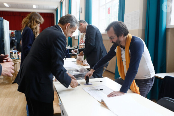 Nicolas Sarkozy et Carla Bruni ont également appelé les Français à voter dans une vidéo posté le jour même sur Instagram
L'ancien président Nicolas Sarkozy et sa femme Carla Bruni vont voter pour le second tour des élections législatives au lycée La Fontaine à Paris le 7 juillet 2024. © Christophe Clovis / Bestimage 