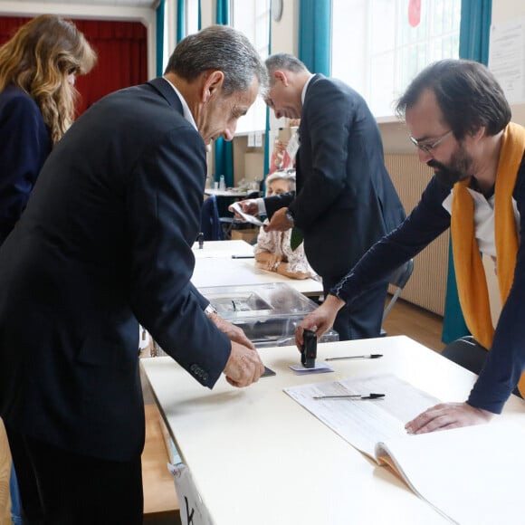 Nicolas Sarkozy et Carla Bruni ont également appelé les Français à voter dans une vidéo posté le jour même sur Instagram
L'ancien président Nicolas Sarkozy et sa femme Carla Bruni vont voter pour le second tour des élections législatives au lycée La Fontaine à Paris le 7 juillet 2024. © Christophe Clovis / Bestimage 