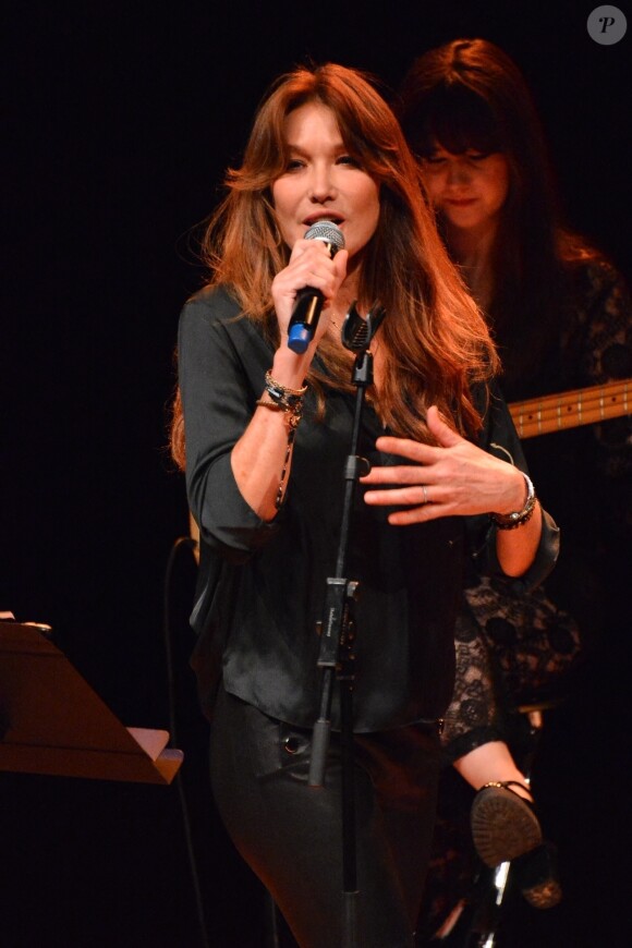 Carla Bruni chante sur la scène du Teatro Dal Verme dans le cadre du Worm Up! Festival le 6 juillet 2024. 