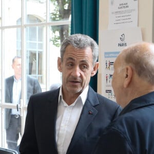 L'ancien président Nicolas Sarkozy et sa femme Carla Bruni vont voter pour le second tour des élections législatives au lycée La Fontaine à Paris le 7 juillet 2024. Ils sont accompagnés par Jérémy Redler, maire du 16ème arrondissement de Paris. © Christophe Clovis / Bestimage 