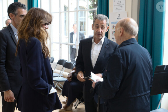 L'ancien président Nicolas Sarkozy et sa femme Carla Bruni vont voter pour le second tour des élections législatives au lycée La Fontaine à Paris le 7 juillet 2024. Ils sont accompagnés par Jérémy Redler, maire du 16ème arrondissement de Paris. © Christophe Clovis / Bestimage 