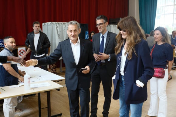 L'ancien président Nicolas Sarkozy et sa femme Carla Bruni vont voter pour le second tour des élections législatives au lycée La Fontaine à Paris le 7 juillet 2024. Ils sont accompagnés par Jérémy Redler, maire du 16ème arrondissement de Paris. © Christophe Clovis / Bestimage 