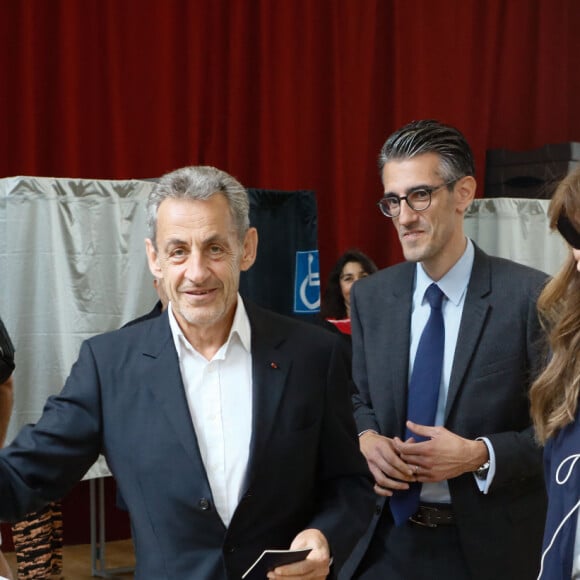 L'ancien président Nicolas Sarkozy et sa femme Carla Bruni vont voter pour le second tour des élections législatives au lycée La Fontaine à Paris le 7 juillet 2024. Ils sont accompagnés par Jérémy Redler, maire du 16ème arrondissement de Paris. © Christophe Clovis / Bestimage 