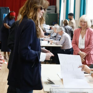 L'ancien président Nicolas Sarkozy et sa femme Carla Bruni vont voter pour le second tour des élections législatives au lycée La Fontaine à Paris le 7 juillet 2024. Ils sont accompagnés par Jérémy Redler, maire du 16ème arrondissement de Paris. © Christophe Clovis / Bestimage 