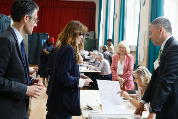 L'ancien président Nicolas Sarkozy et sa femme Carla Bruni vont voter pour le second tour des élections législatives au lycée La Fontaine à Paris le 7 juillet 2024. Ils sont accompagnés par Jérémy Redler, maire du 16ème arrondissement de Paris. © Christophe Clovis / Bestimage 