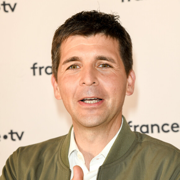 Une enquête de "Télérama" pointe du doigt le comportement de l'animateur.
Thomas Sotto au photocall de la conférence de presse de France 2 au théâtre Marigny à Paris le 18 juin 2019 © Coadic Guirec / Bestimage