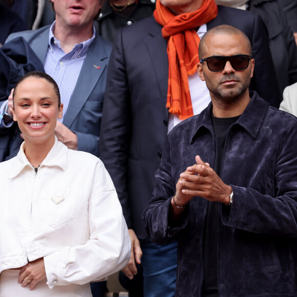 Les choses sont très sérieuses entre eux.
Tony Parker et sa compagne Agathe Teyssier dans les tribunes des Internationaux de France de tennis de Roland Garros 2024 à Paris, France, le 2 juin 2024