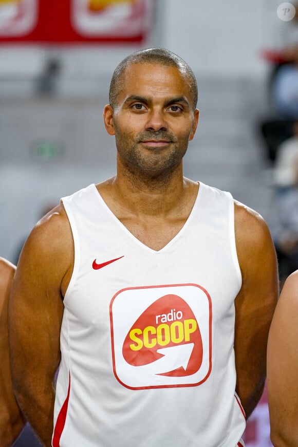 Tony Parker lors d'un match de basket par équipes dans le cadre d'une animation Radio Scoop au Gymnase Mado Bonnet à Lyon le 26 octobre 2023