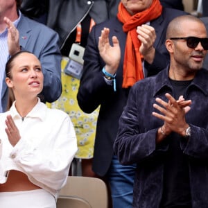 Tony Parker et sa compagne Agathe Teyssier dans les tribunes des Internationaux de France de tennis de Roland Garros 2024 à Paris, France, le 2 juin 2024