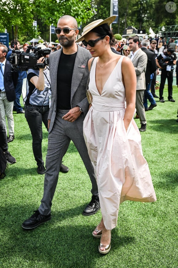 Tony Parker et sa femme Alizé Lim au photocall de la 174ème édition du Prix de Diane Longines à l'hippodrome de Chantilly, France, le 18 juin 2023. © Matthieu Mirville/Bestimage 