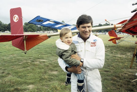 Mais auquel les enfants de l'animateur se sont opposés...
Archives - En France, à Ploermel, Philippe De Dieuleveult et son fils Erwann en août 1983.