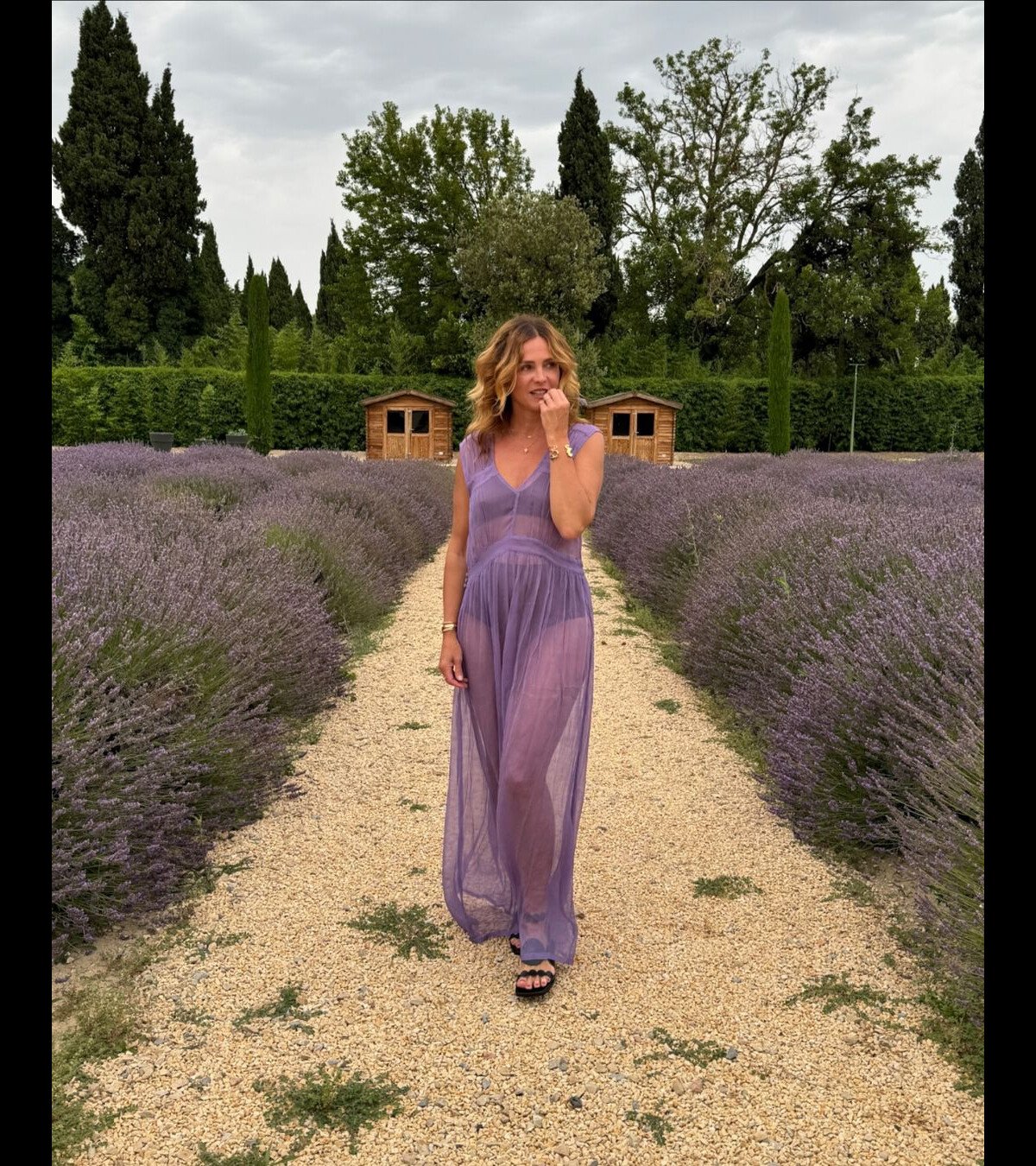 Photo Elle a opte pour un look detonant une robe longue couleur lavande et entierement transparente Marine Vignes l ex compagne de Nagui ose la transparence a un mariage. Purepeople