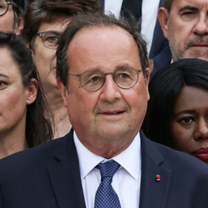 La prochaine photo va certainement vous interpeller...
Les députés socialistes français nouvellement élus (de gauche à droite) Claudia Rouaux, Océane Godard, Valérie Rossi, François Hollande, Fatiha Keloua Hachi, premier secrétaire du Parti socialiste français de gauche (PS) Olivier Faure, Boris Vallaud et Ayda Hadizadeh lors de la journée d'accueil des députés de la de la 17ème législature à l'Assemblée Nationale de Paris, France. © Stéphane Lemouton/Bestimage 