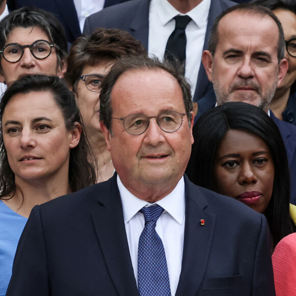 La prochaine photo va certainement vous interpeller...
Les députés socialistes français nouvellement élus (de gauche à droite) Claudia Rouaux, Océane Godard, Valérie Rossi, François Hollande, Fatiha Keloua Hachi, premier secrétaire du Parti socialiste français de gauche (PS) Olivier Faure, Boris Vallaud et Ayda Hadizadeh lors de la journée d'accueil des députés de la de la 17ème législature à l'Assemblée Nationale de Paris, France. © Stéphane Lemouton/Bestimage 