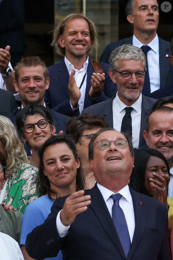 Pourquoi François Hollande regardait-il le ciel ?
Les députés socialistes français nouvellement élus (de gauche à droite) Claudia Rouaux, Océane Godard, Valérie Rossi, François Hollande, Fatiha Keloua Hachi, premier secrétaire du Parti socialiste français de gauche (PS) Olivier Faure, Boris Vallaud et Ayda Hadizadeh lors de la journée d'accueil des députés de la de la 17ème législature à l'Assemblée Nationale de Paris, France, le 9 juillet 2024. © Stéphane Lemouton/Bestimage 