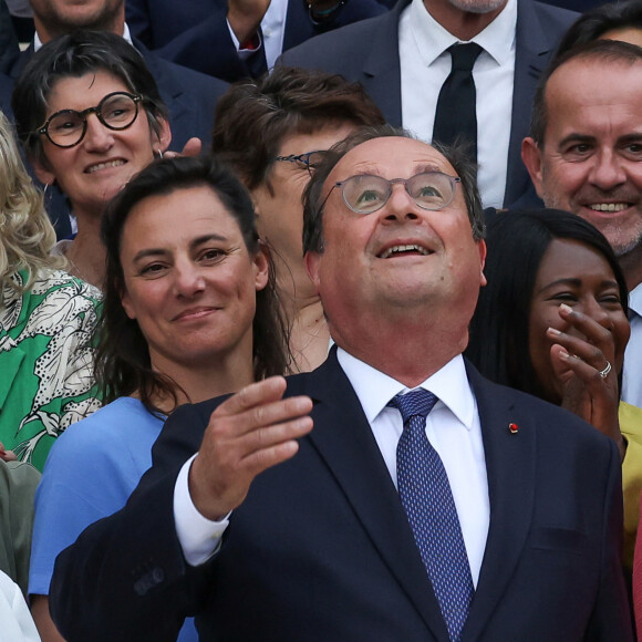 Pourquoi François Hollande regardait-il le ciel ?
Les députés socialistes français nouvellement élus (de gauche à droite) Claudia Rouaux, Océane Godard, Valérie Rossi, François Hollande, Fatiha Keloua Hachi, premier secrétaire du Parti socialiste français de gauche (PS) Olivier Faure, Boris Vallaud et Ayda Hadizadeh lors de la journée d'accueil des députés de la de la 17ème législature à l'Assemblée Nationale de Paris, France, le 9 juillet 2024. © Stéphane Lemouton/Bestimage 