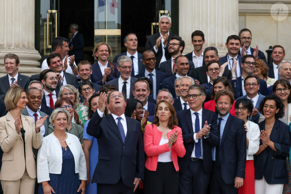 Lors de la présentation des nouveaux députés socialistes à l'Assemblée Nationale ?
Les députés socialistes français nouvellement élus (de gauche à droite) Claudia Rouaux, Océane Godard, Valérie Rossi, François Hollande, Fatiha Keloua Hachi, premier secrétaire du Parti socialiste français de gauche (PS) Olivier Faure, Boris Vallaud et Ayda Hadizadeh lors de la journée d'accueil des députés de la de la 17ème législature à l'Assemblée Nationale de Paris, France, le 9 juillet 2024. © Stéphane Lemouton/Bestimage 